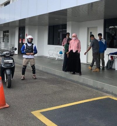 Photo : Christofer Valentino, Instruktur Safety Riding PT. Capella Dinamik Nusantara Kepri, memberikan Tips Aman bagi pengendara yang Berpuasa - (r/Wati Sgn)