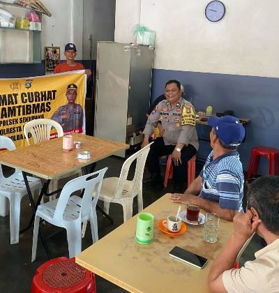Photo : Polsek Sekupang, gelar Jumat Curhat Kamtibmas di Kedai Kopi Rindu, Kel.Sungai Harapan, Kec. Sekupang, Kota Batam, Jumat (21/03/25) - (r/Wati Sgn)