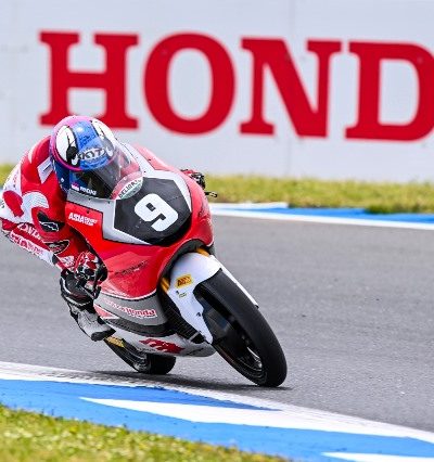 Foto : Pebalap Astra Honda Motor, Muhammad Kiandra Ramadhipa Melesat Cetak Sejarah Kibarkan Merah Putih di Ajang European Talent Cup (ETC) Musim 2025 di Sirkuit Estoril, Portugal, Minggu (04/05/25) - (r/Wati Sgn)