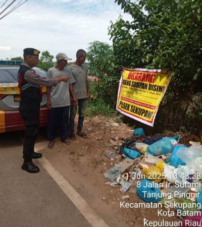 Foto : Polsek Sekupang memberikan Himbauan pelarangan Membuang Sampah di Wilayah Hukum Polsek Sekupang, tepatnya di Kel.Patam Lestari, Kec.Sekupang, Minggu (01/06/25) - (r/Wati Sgn)